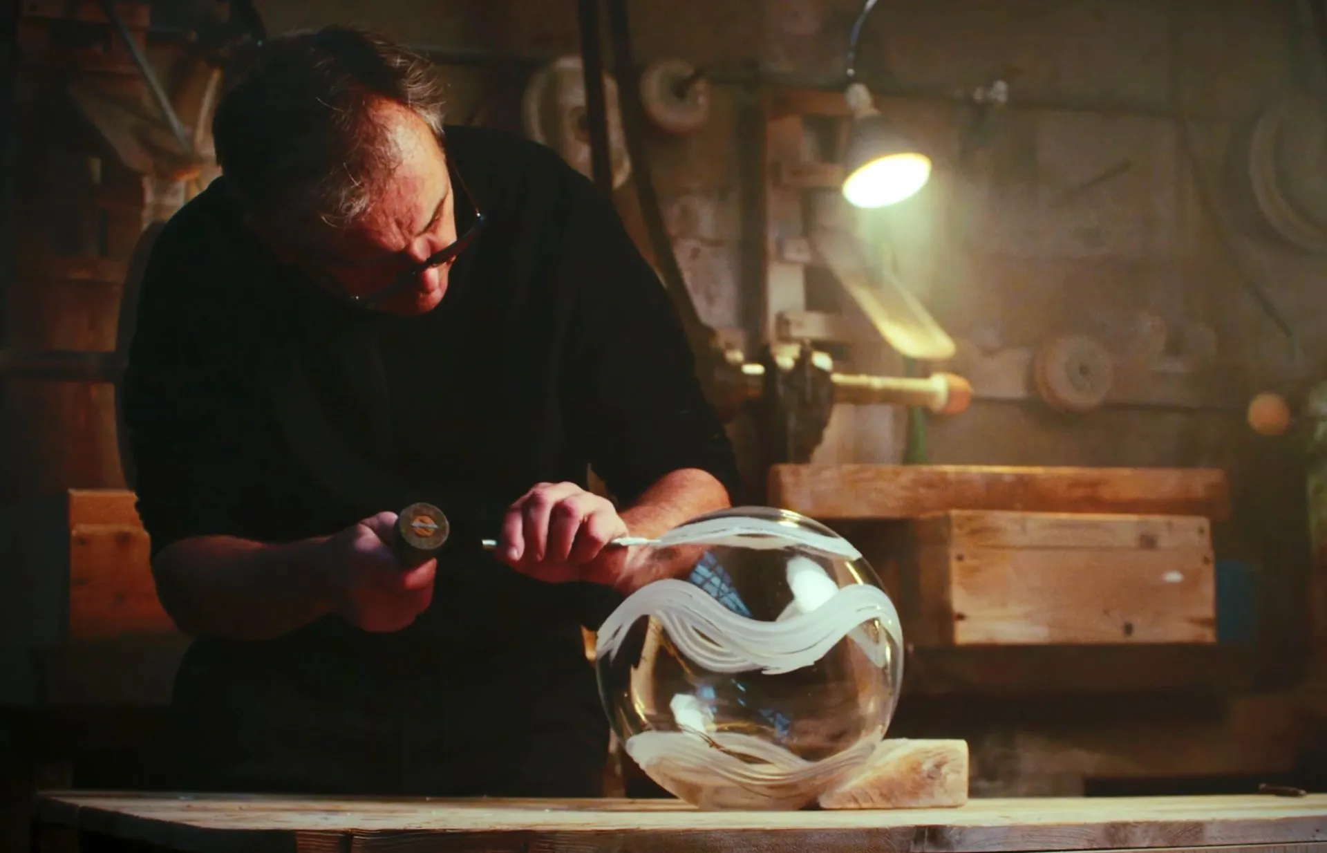 Cristal taillé éclairé en contre-jour dans l'atelier Cristal Benito, film de savoir-faire