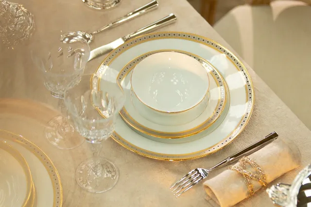 Assiette en porcelaine Haviland dressée au restaurant Guy Savoy