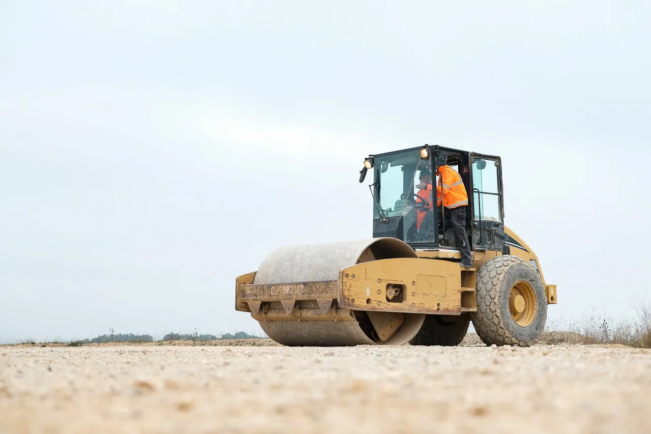 Compacteur sur un chantier de terrassement