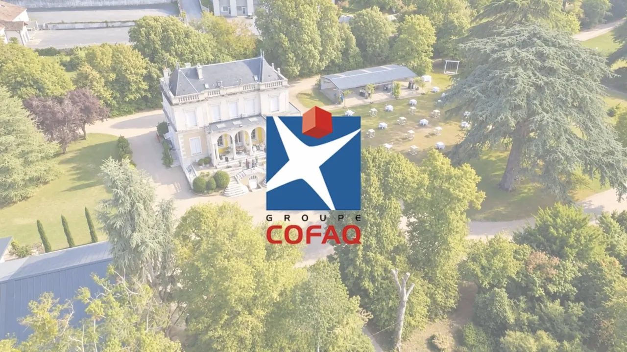 Vue aérienne par drone d'un château et de son parc arboré