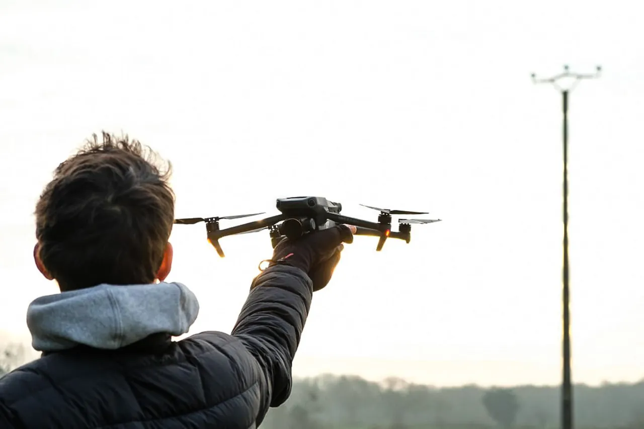 Télépilote lançant un drone à la main