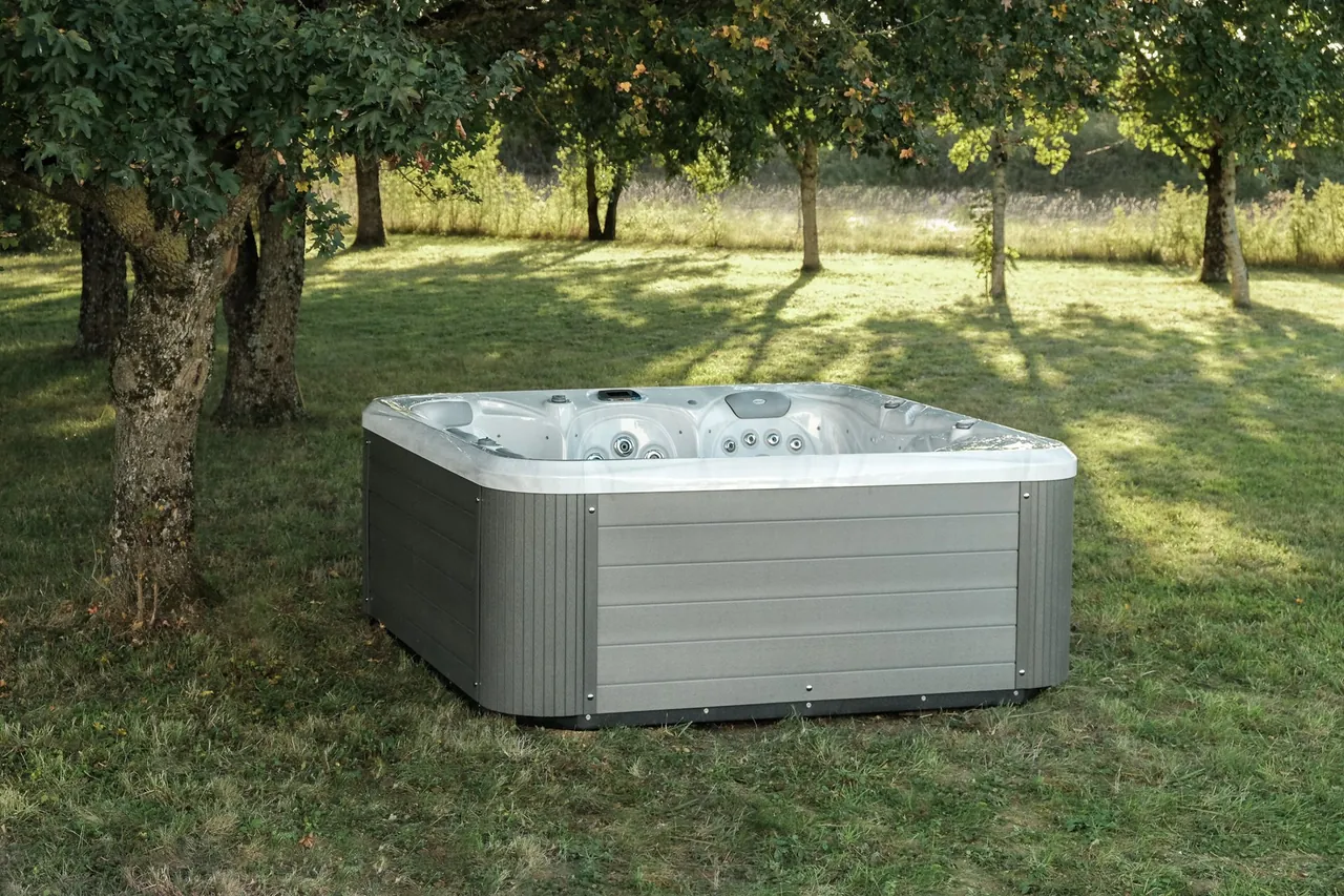 Spa installé dans un jardin arboré