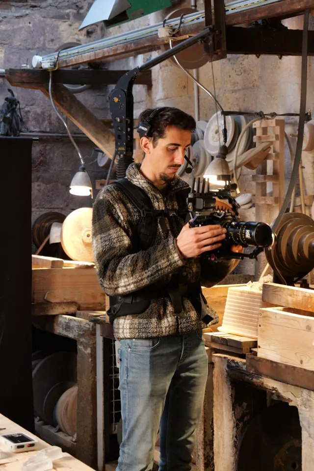 Vidéaste filmant dans un atelier d'artisan